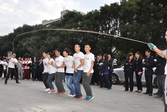 乐鱼企业勇夺长江国际-和盛杯-跳长绳比赛冠军